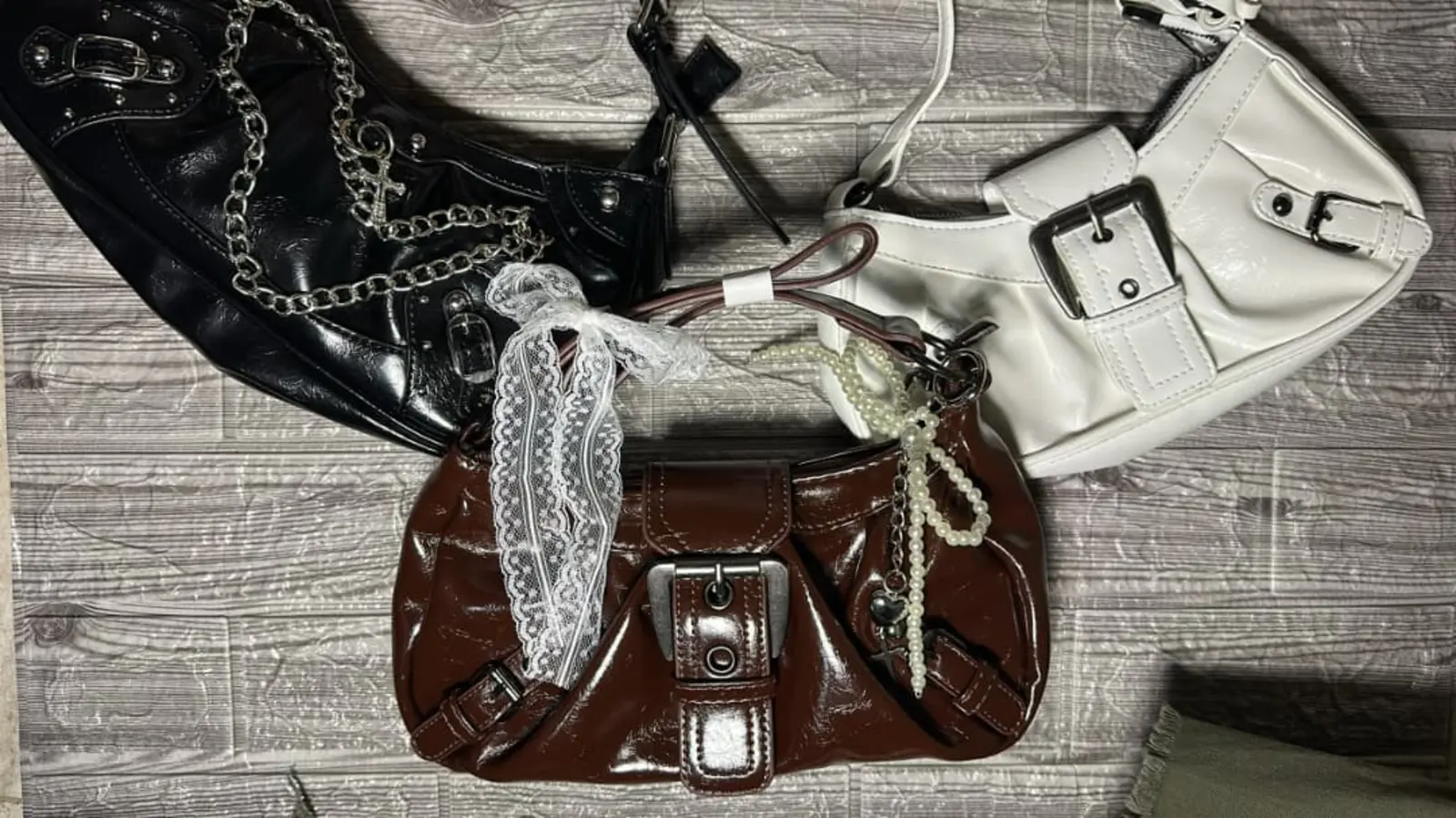 Carteras Canella: negra, café y blanca